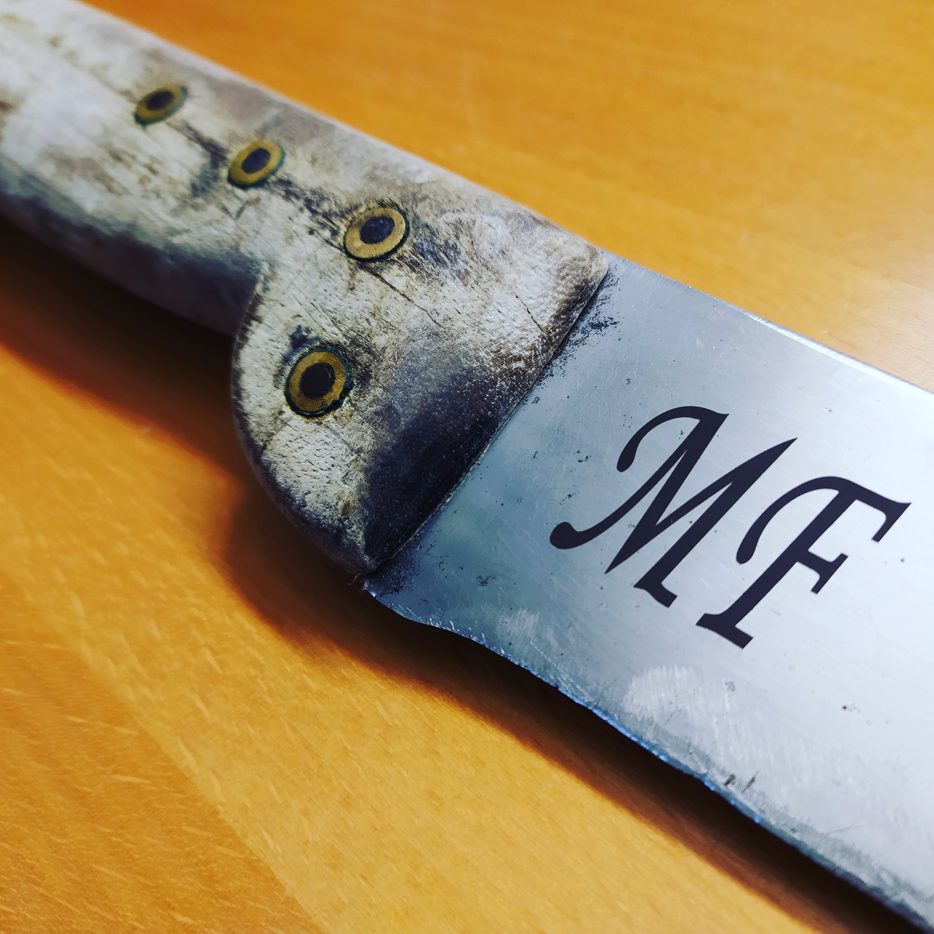 "gravure sur lame de couteau au laser à saint leu la foret"