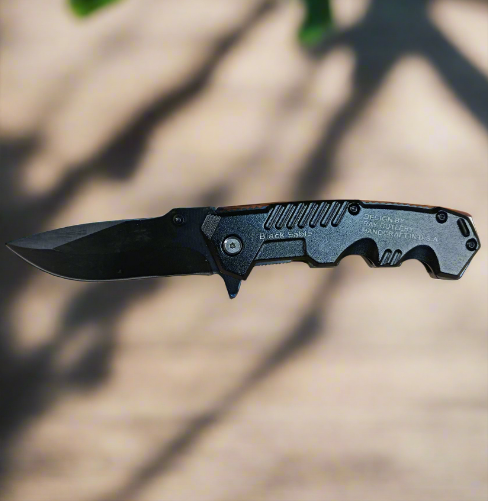 Couteau noir tactique