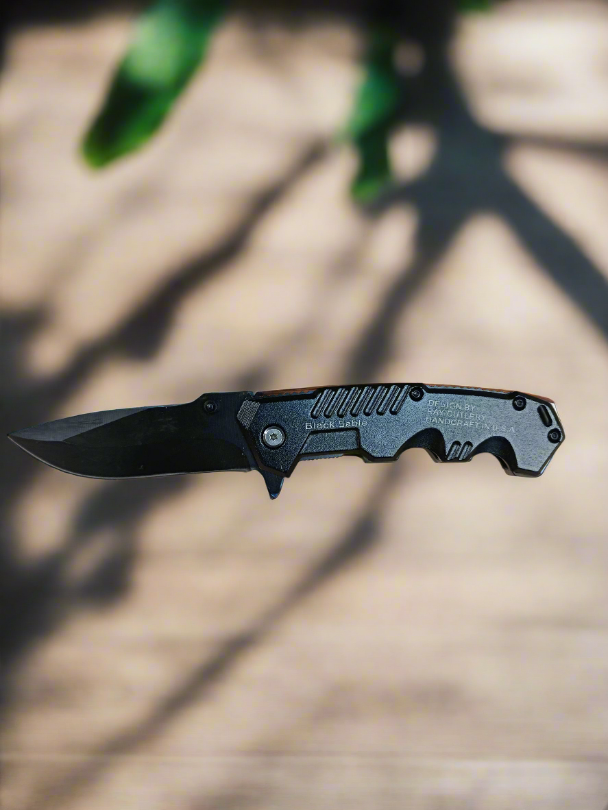 Couteau noir tactique
