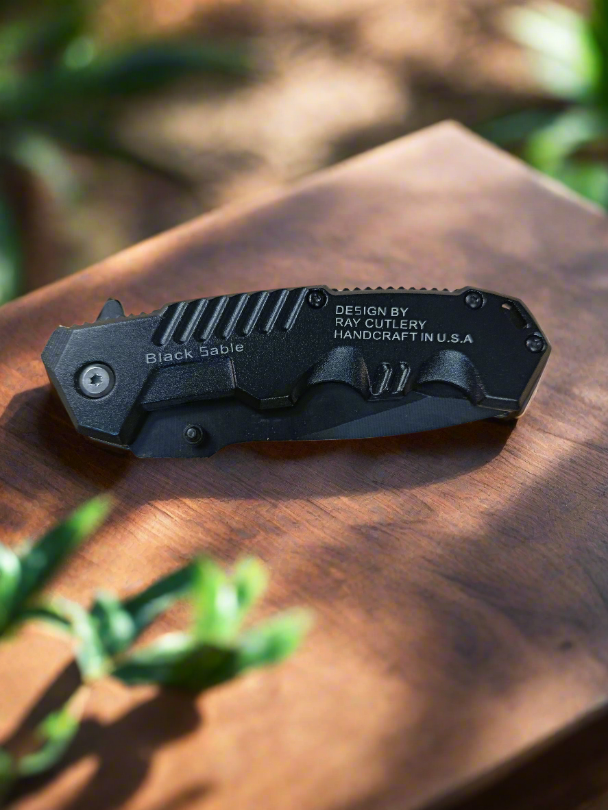 Couteau noir tactique